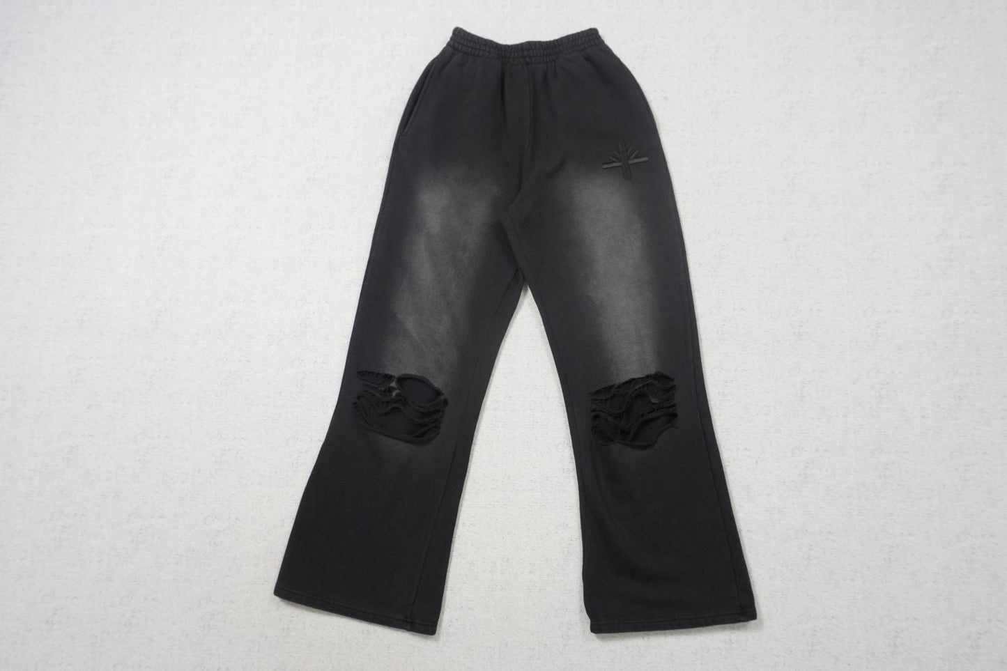 V - SWEATPANTS