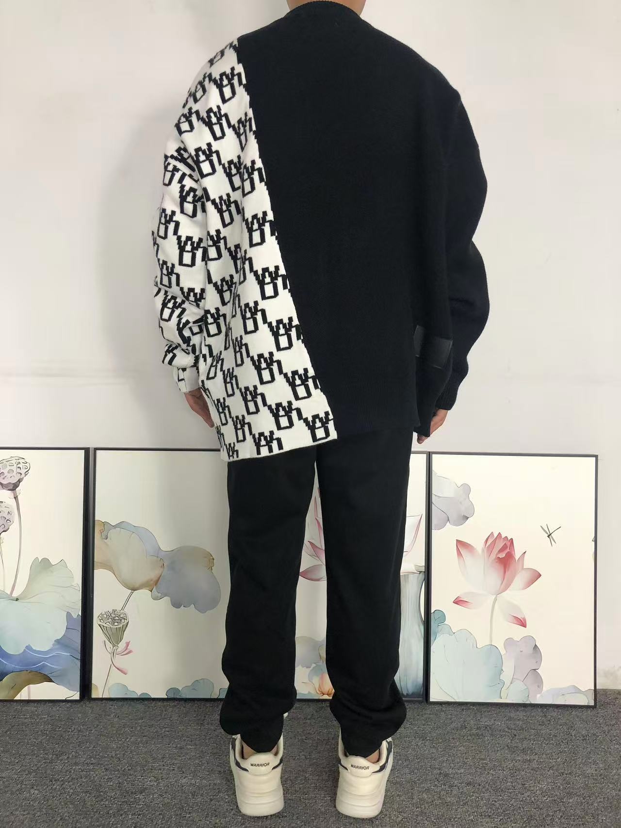 W - SWEATER