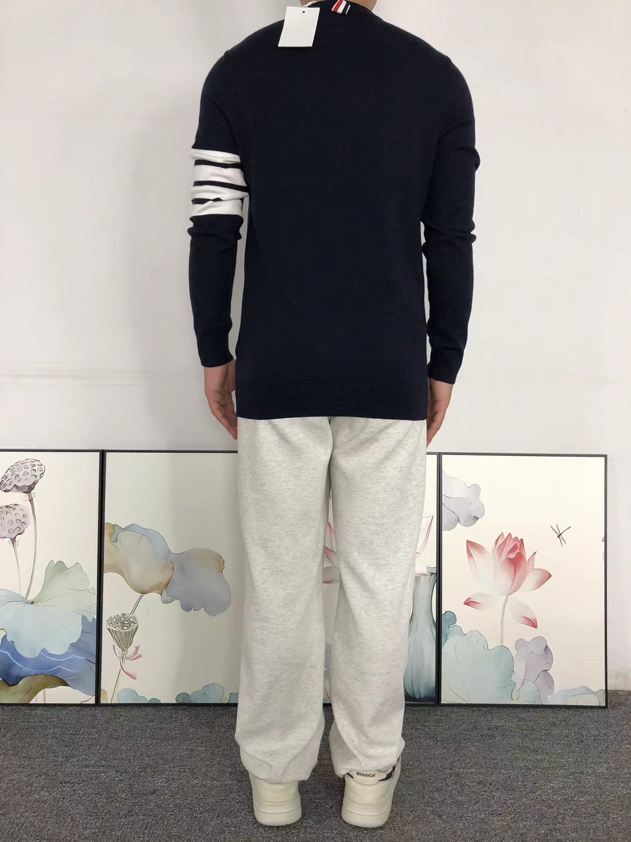 T - SWEATER