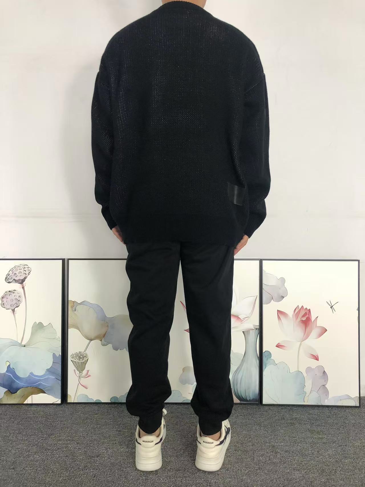 W - SWEATER