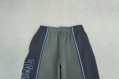 D - SWEATPANTS