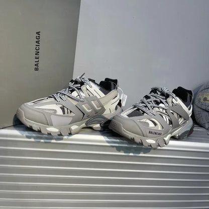 B - SNEAKERS