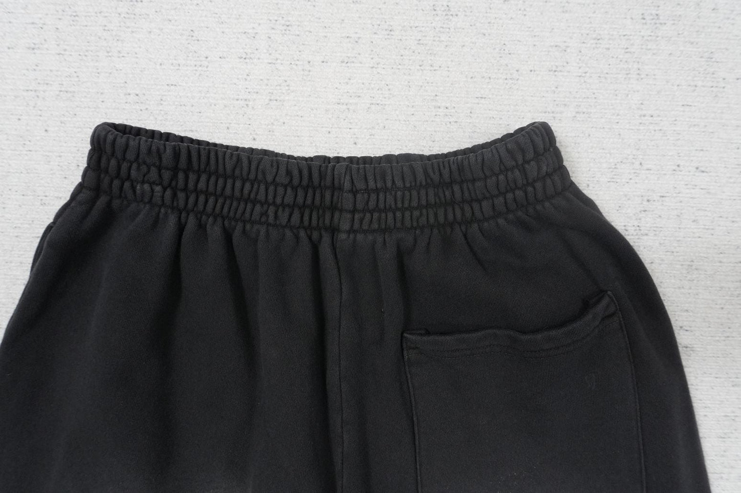 V - SWEATPANTS