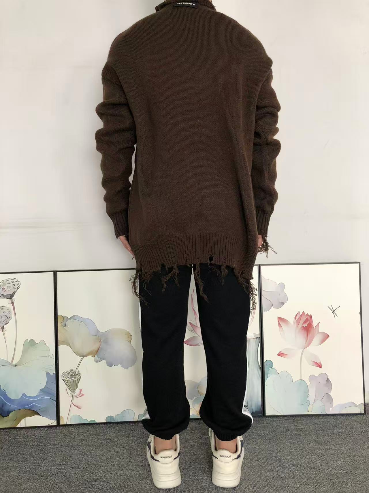 V - SWEATER