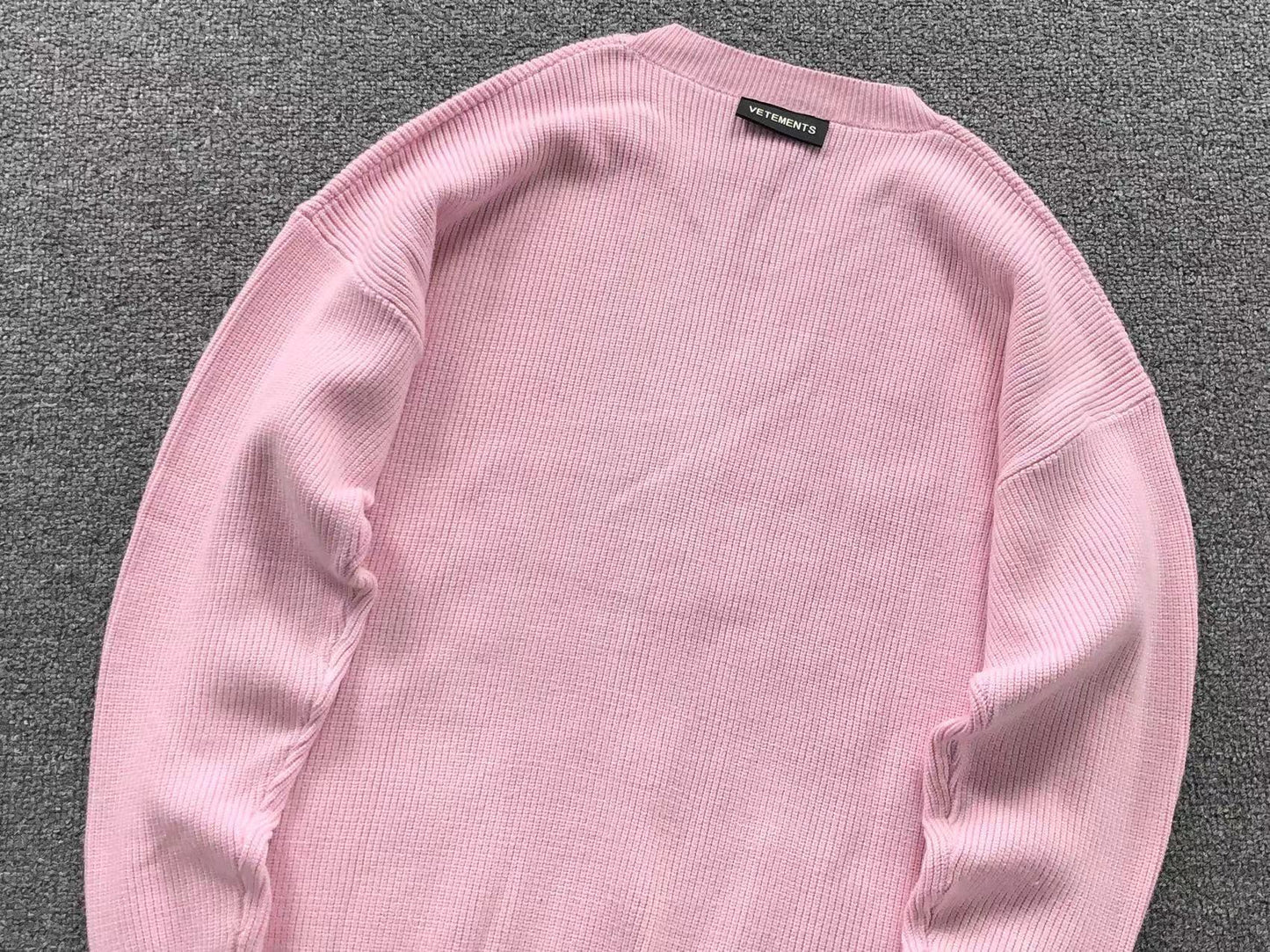 V - SWEATER