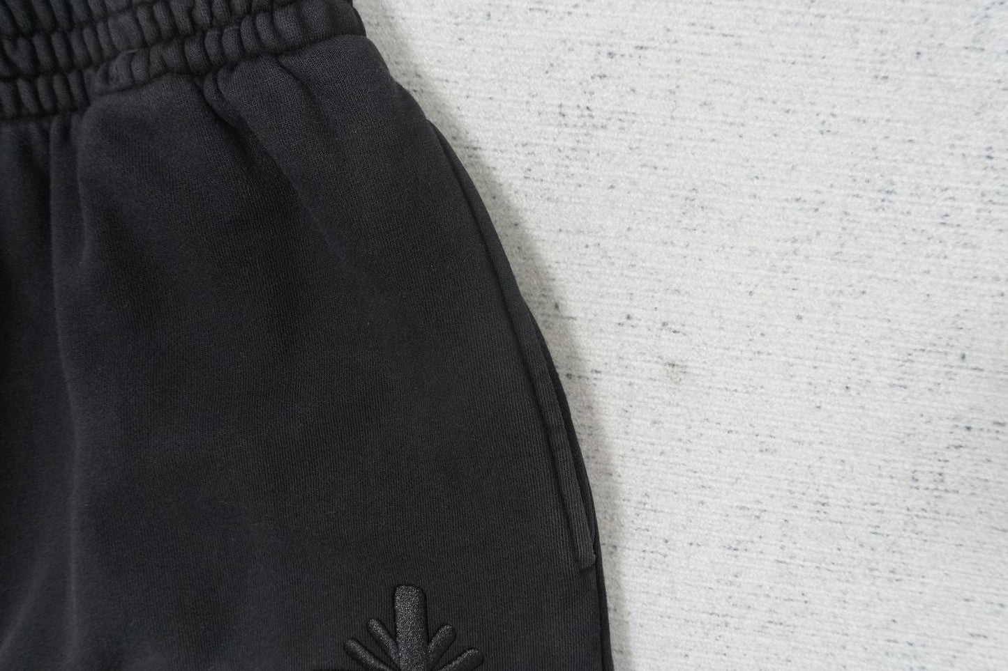 V - SWEATPANTS