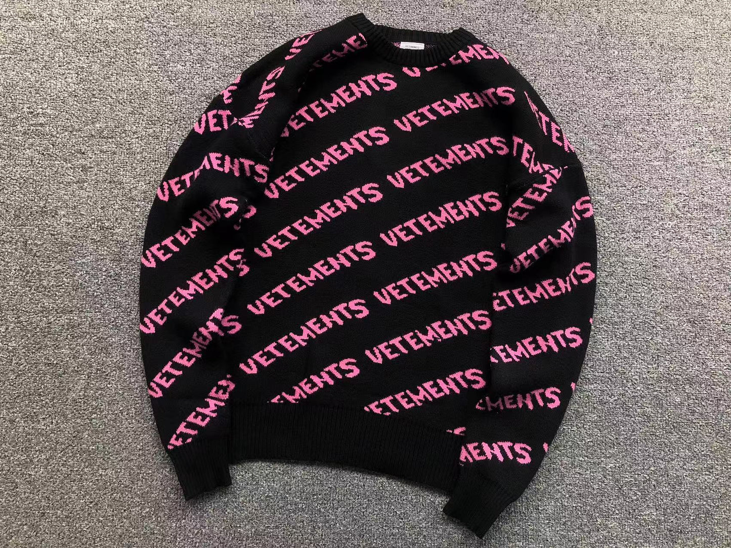 V - SWEATER