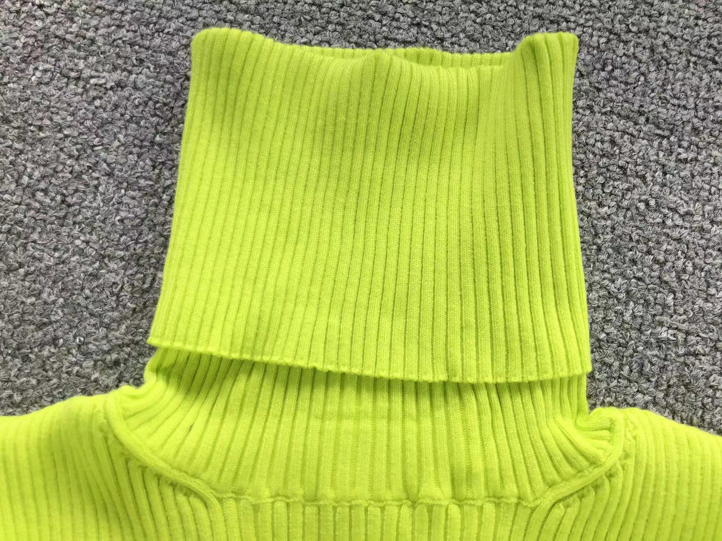 V - SWEATER
