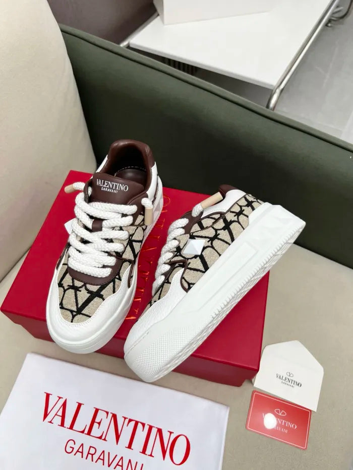 V - SNEAKERS