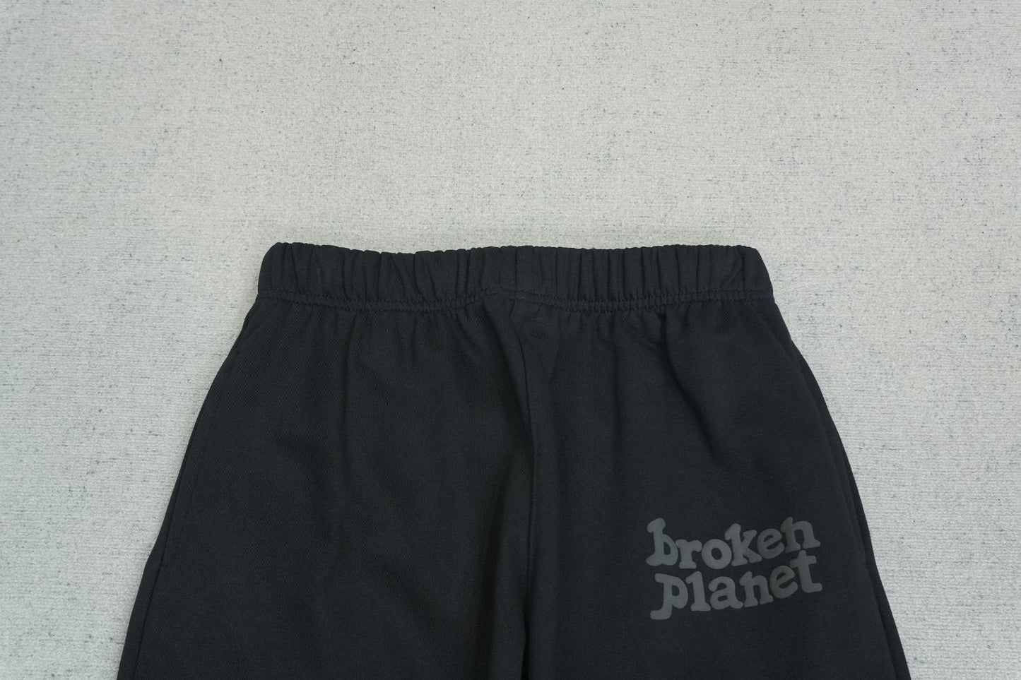 B - SWEATPANTS