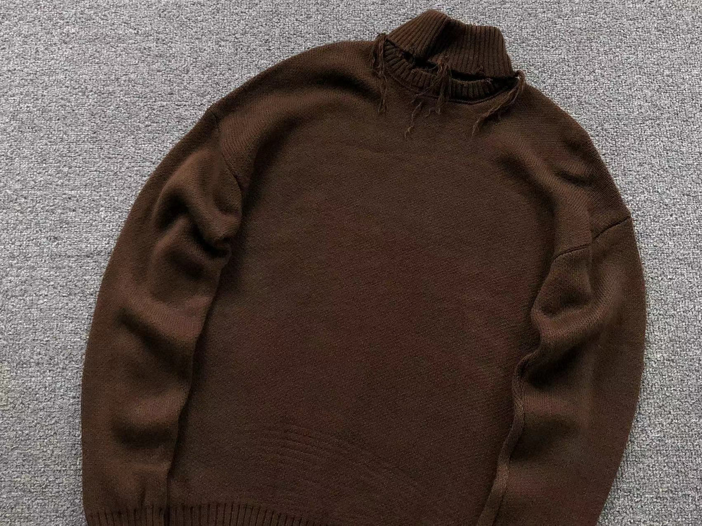 V - SWEATER