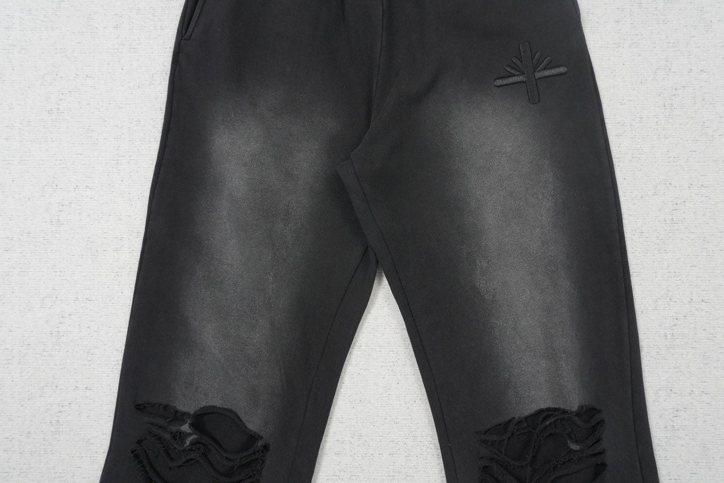 V - SWEATPANTS