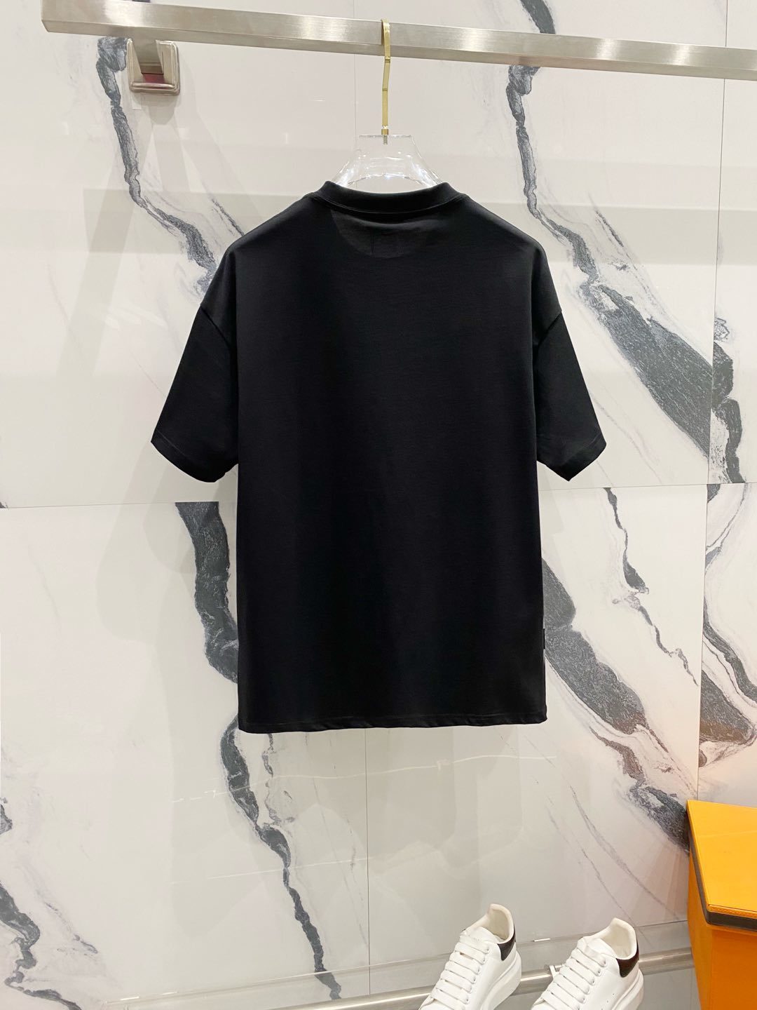 V - TSHIRT
