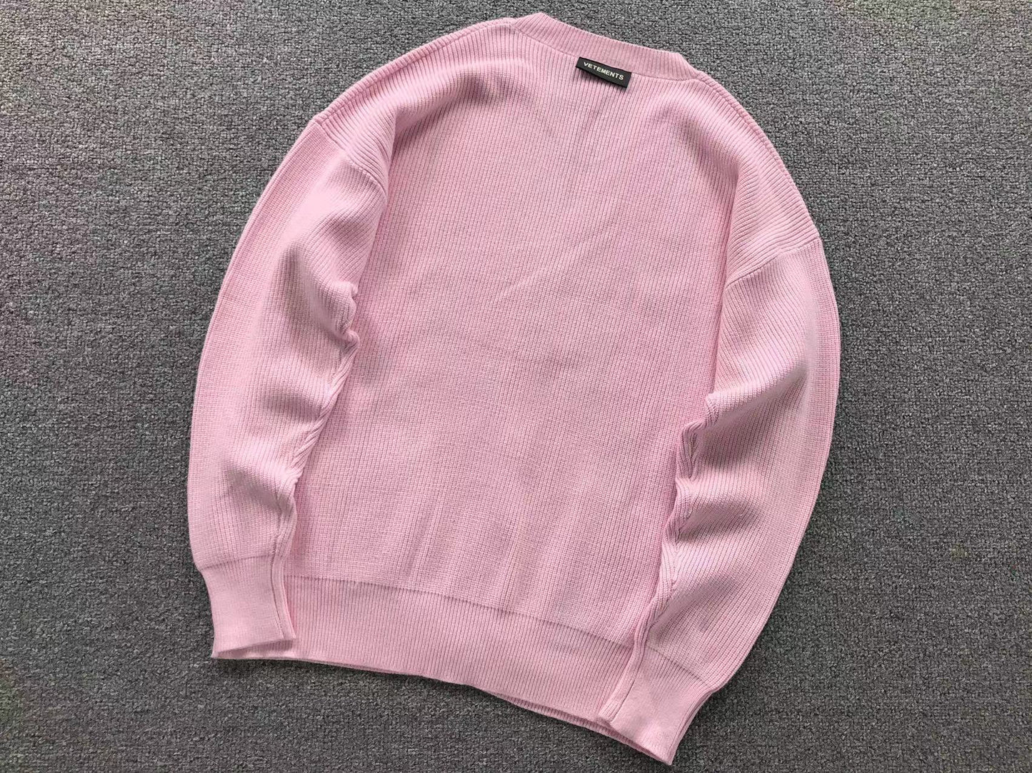V - SWEATER