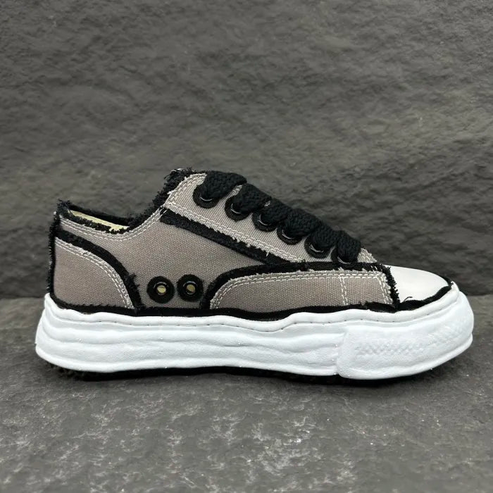 A - SNEAKERS