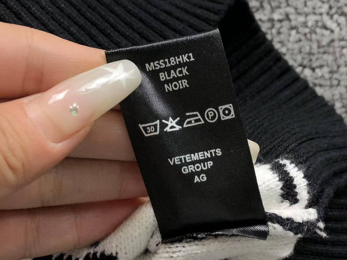 V - SWEATER