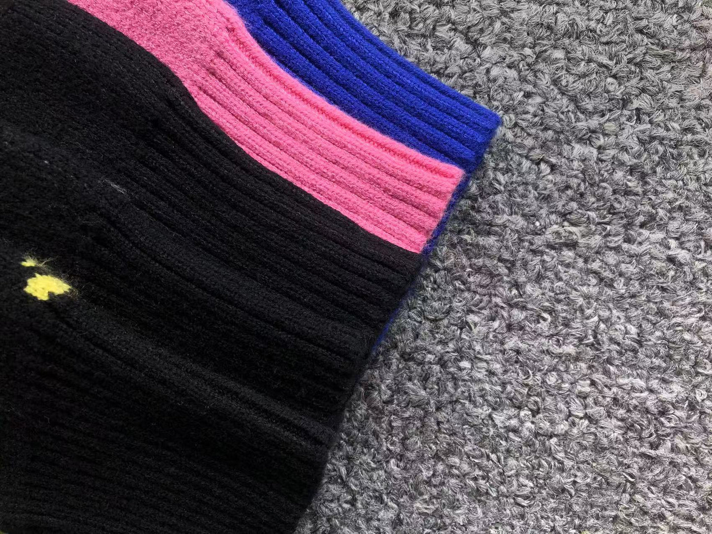 V - SWEATER