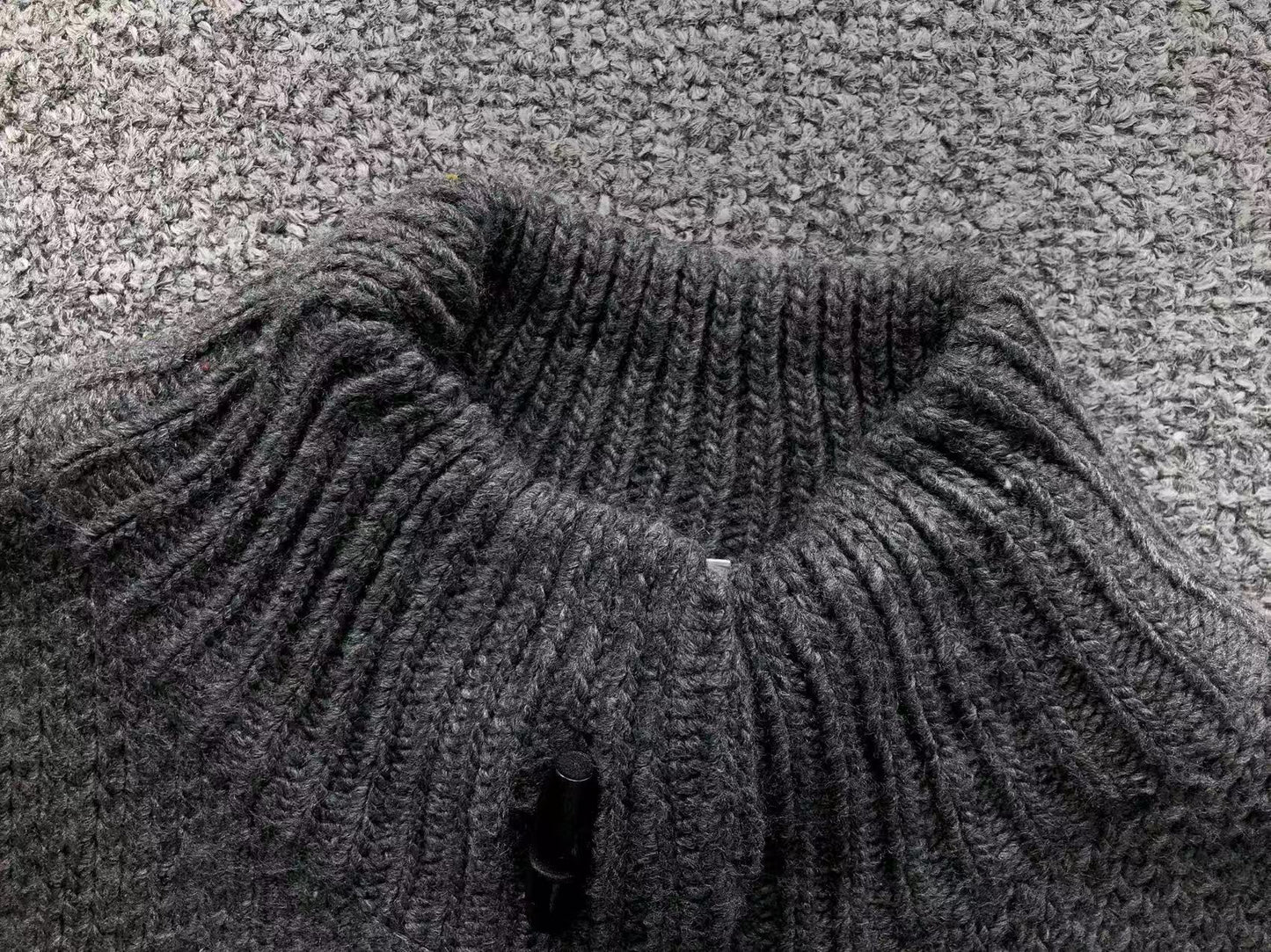 O - SWEATER