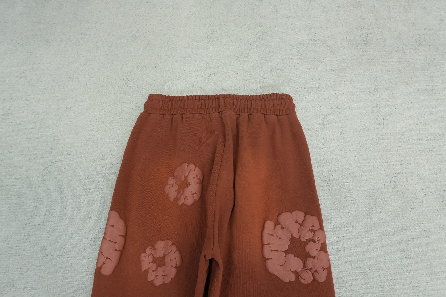 D - SWEATPANTS