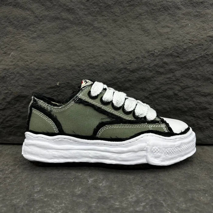 A - SNEAKERS
