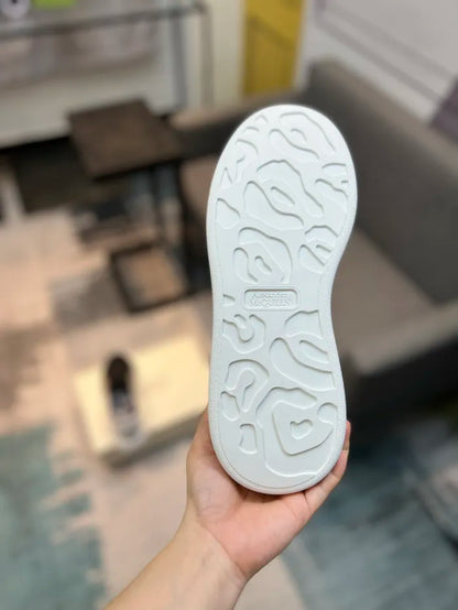 A - SNEAKERS
