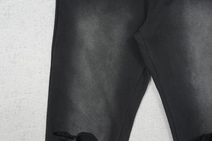 V - SWEATPANTS