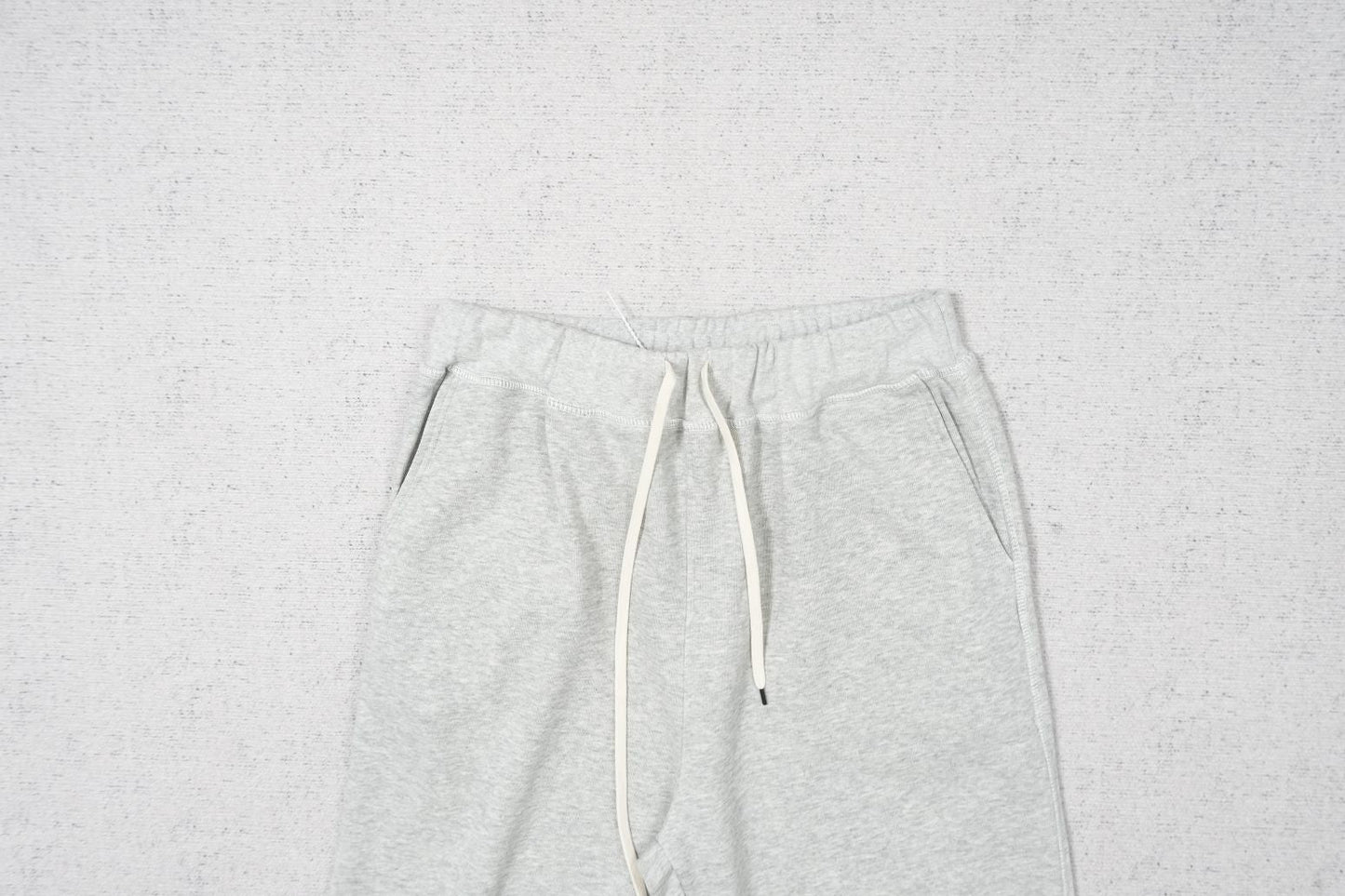 L - SWEATPANTS