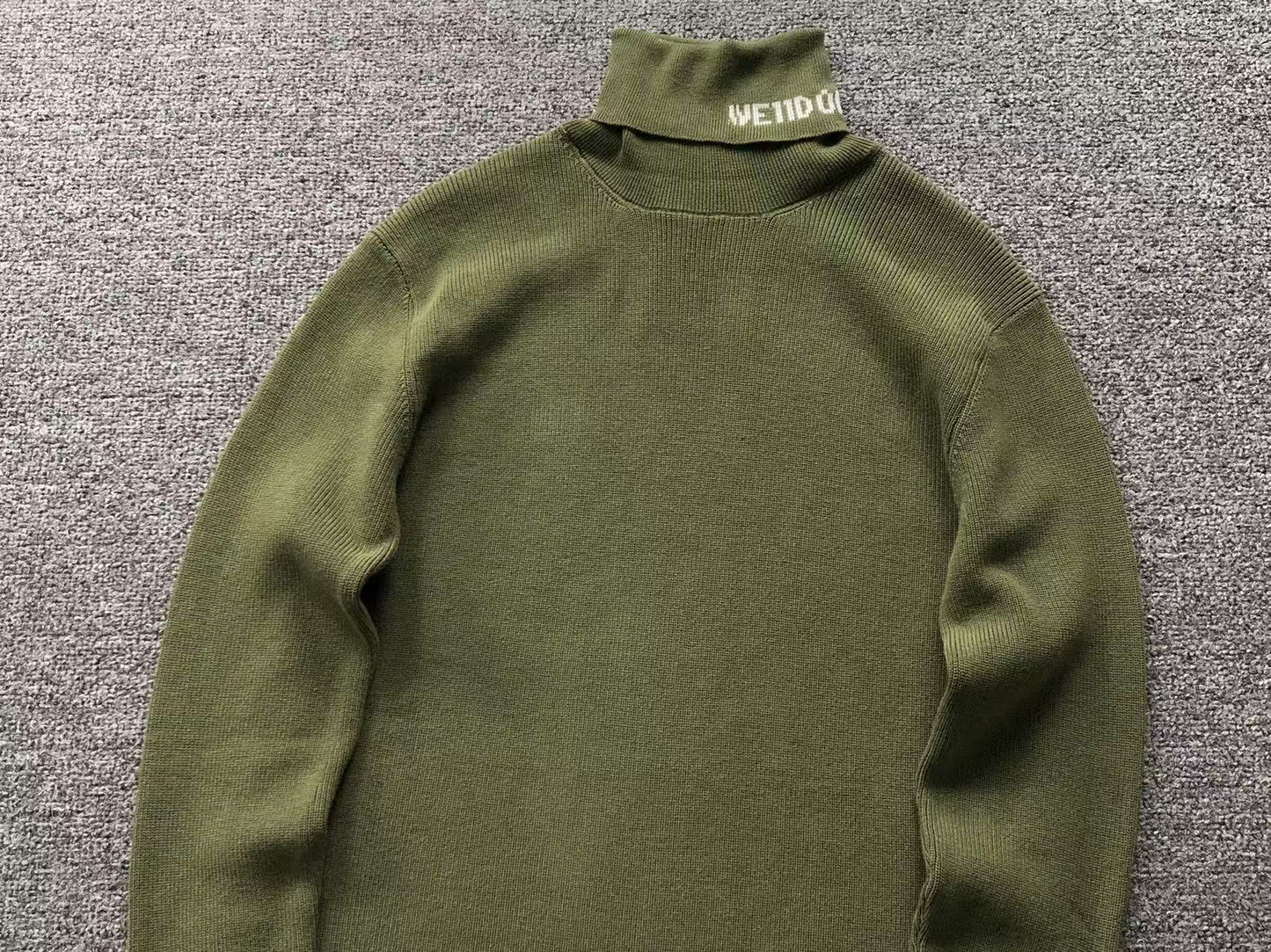 W - SWEATER
