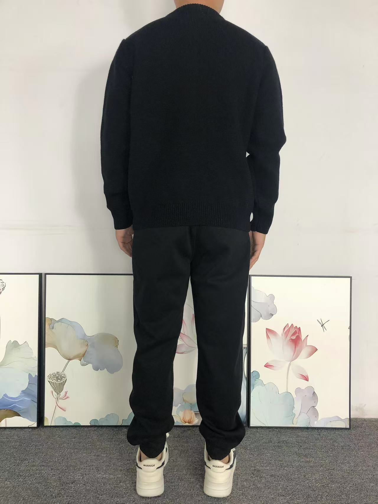 W - SWEATER