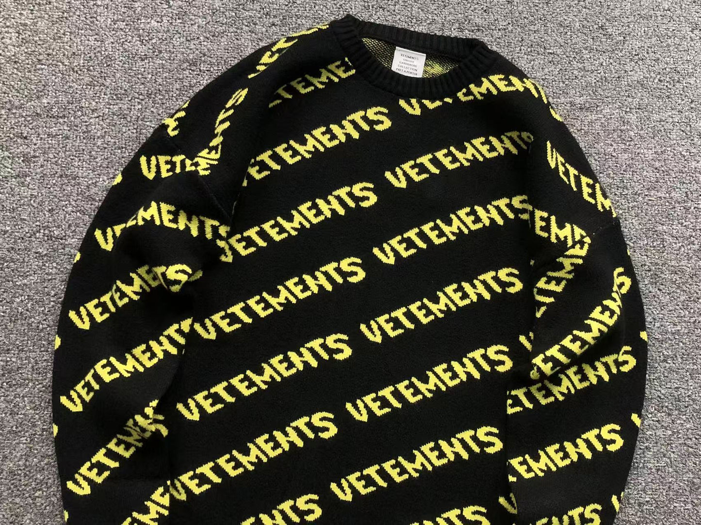V - SWEATER