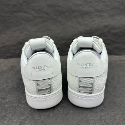 V - SNEAKERS
