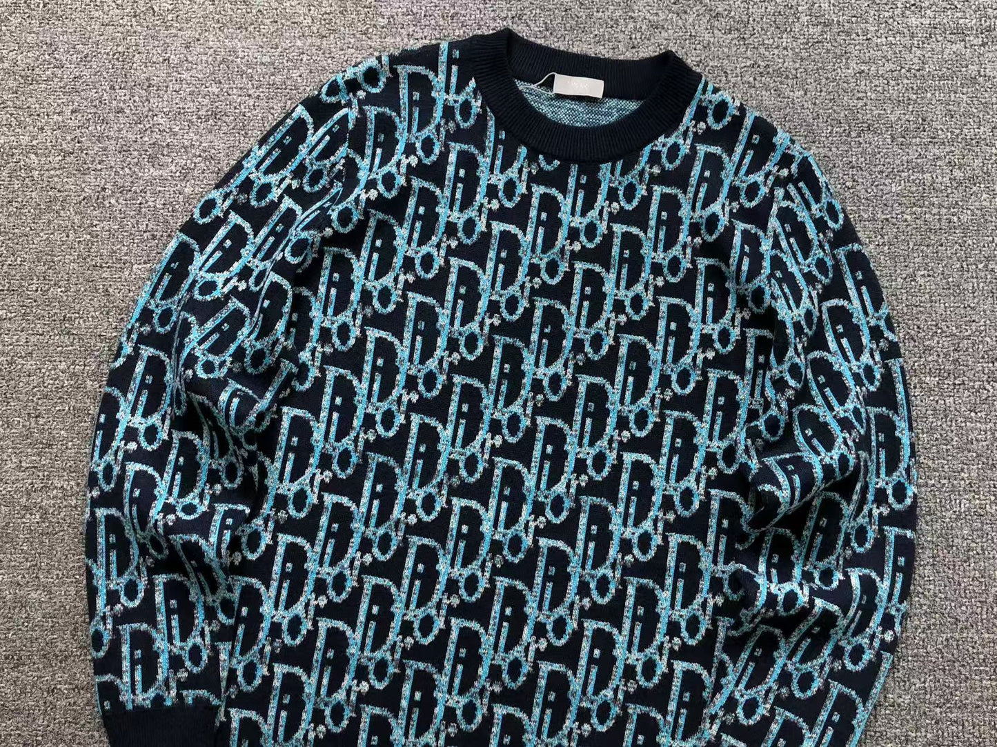 D - SWEATER