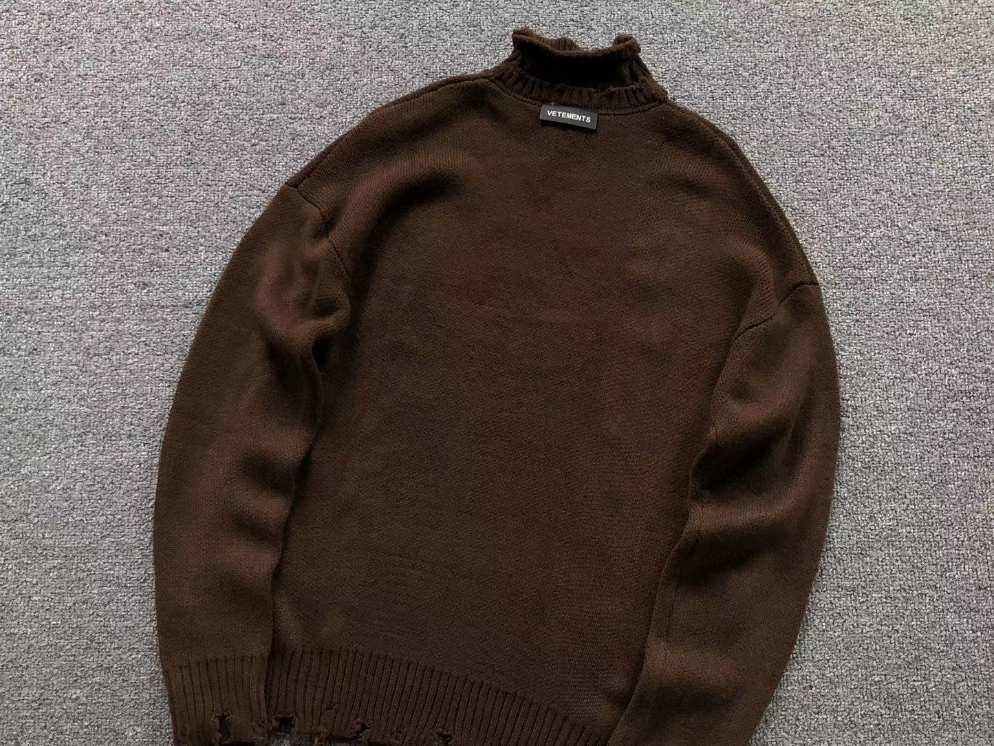 V - SWEATER