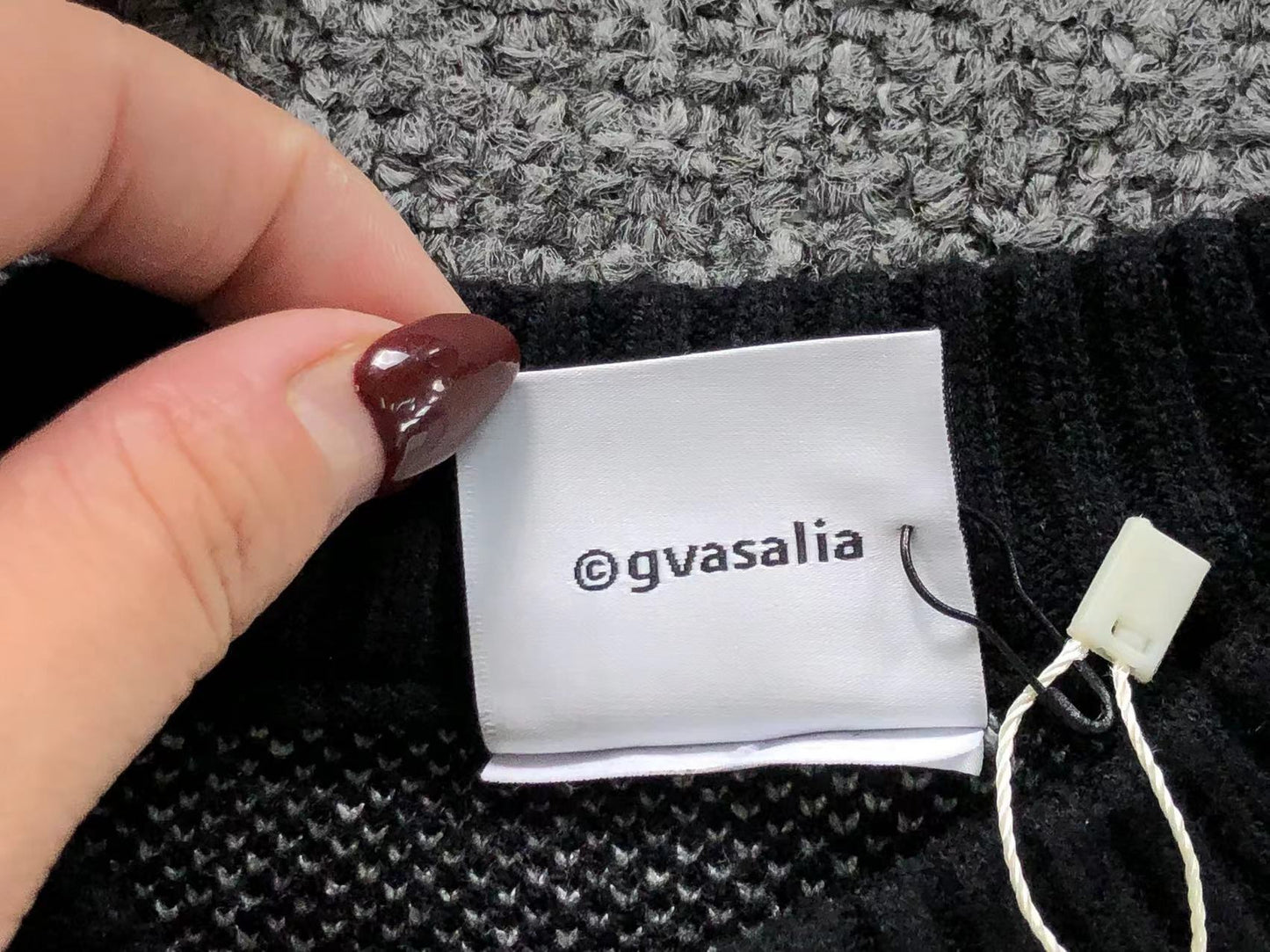 V - SWEATER