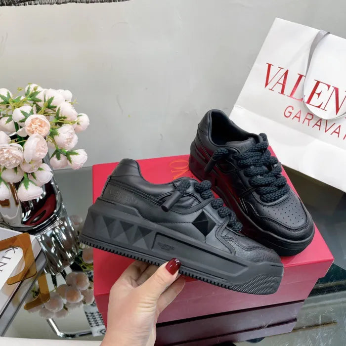 V - SNEAKERS