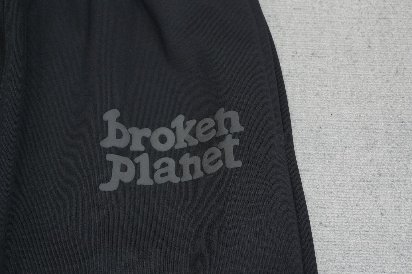 B - SWEATPANTS