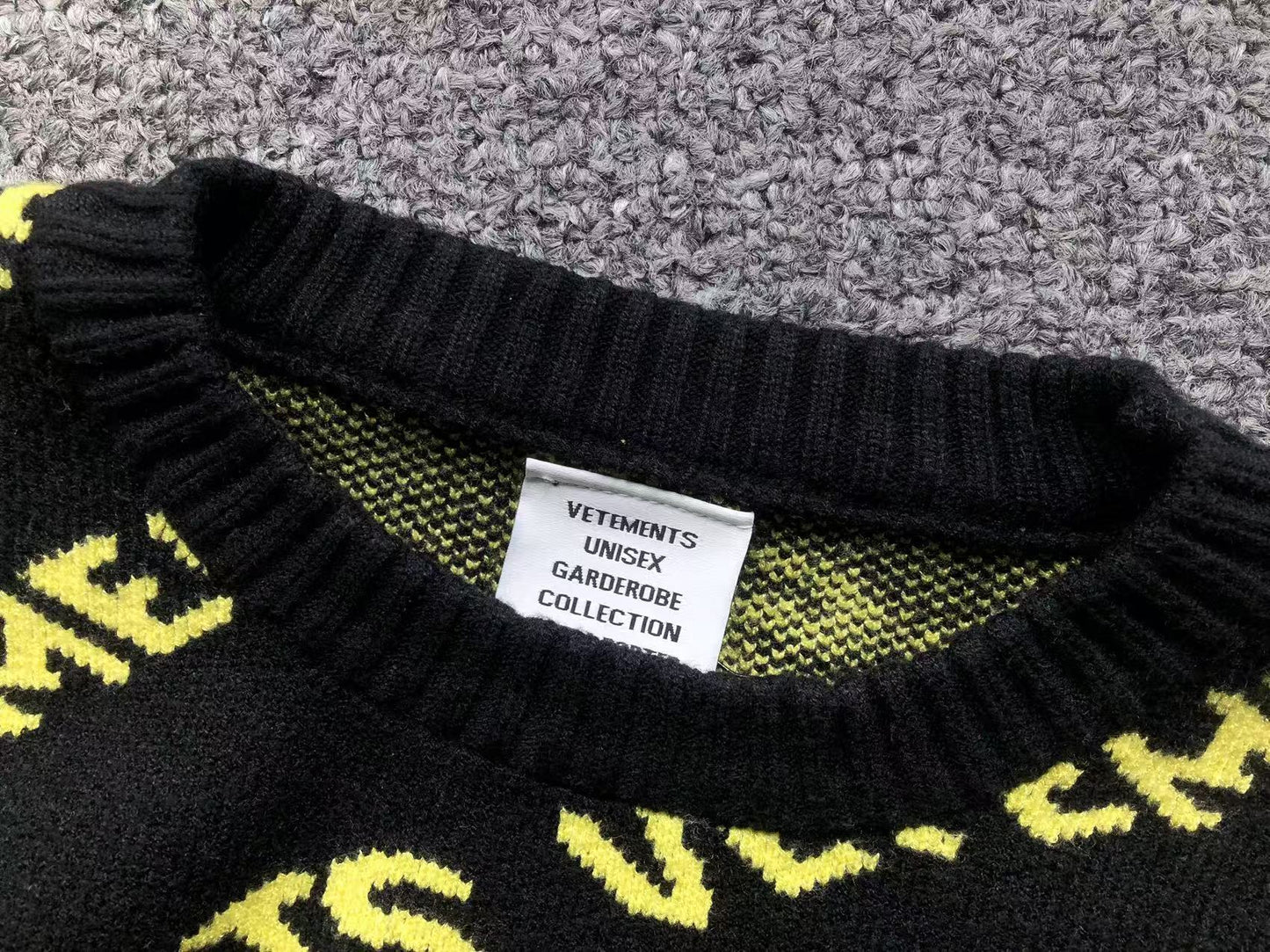 V - SWEATER