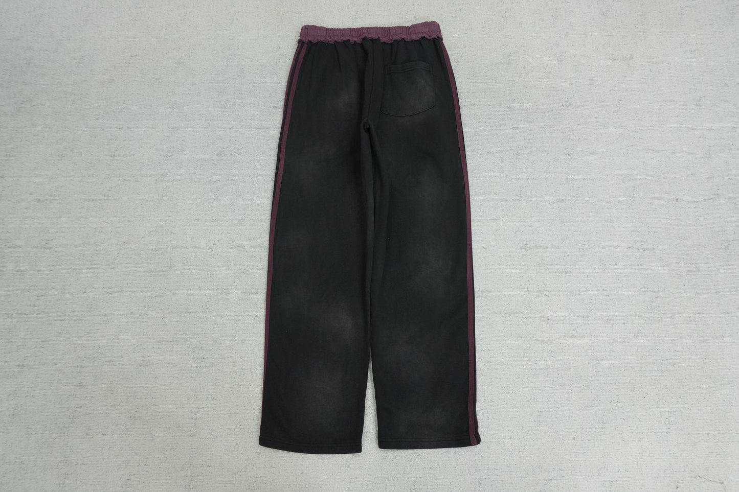 V - SWEATPANTS