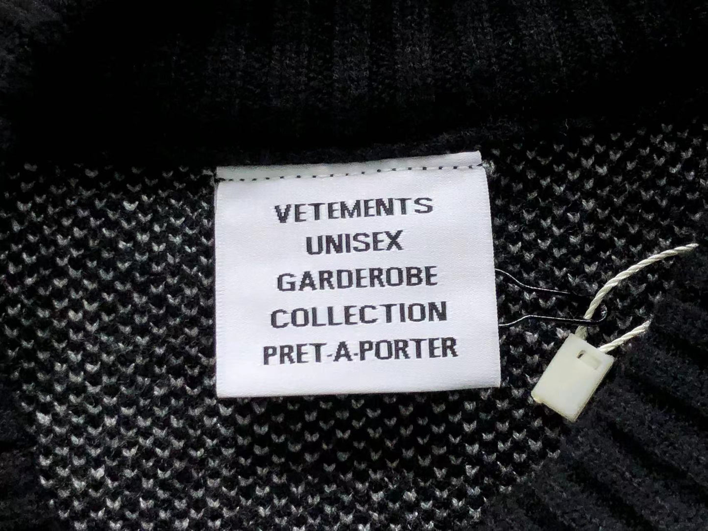 V - SWEATER
