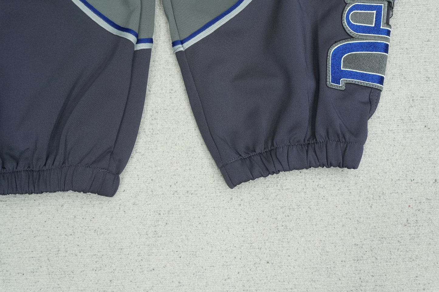 D - SWEATPANTS