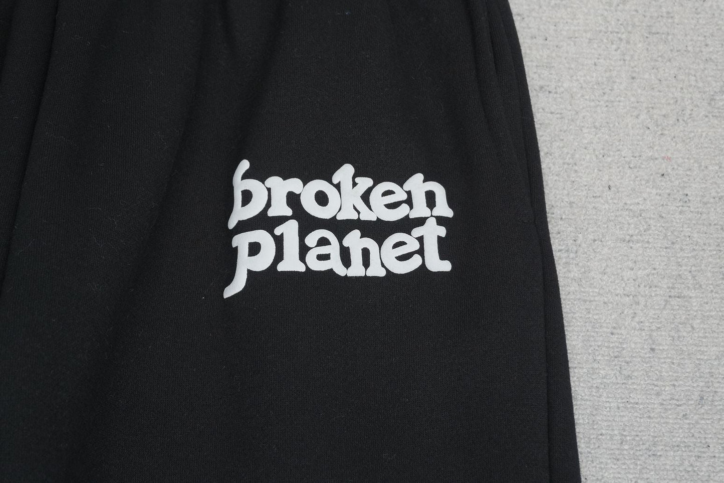 B - SWEATPANTS
