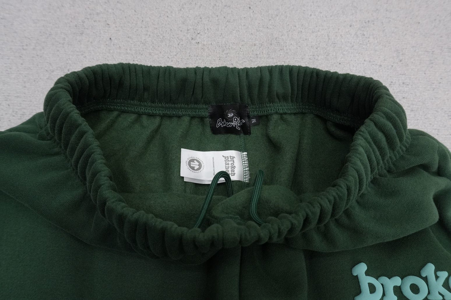 B - SWEATPANTS