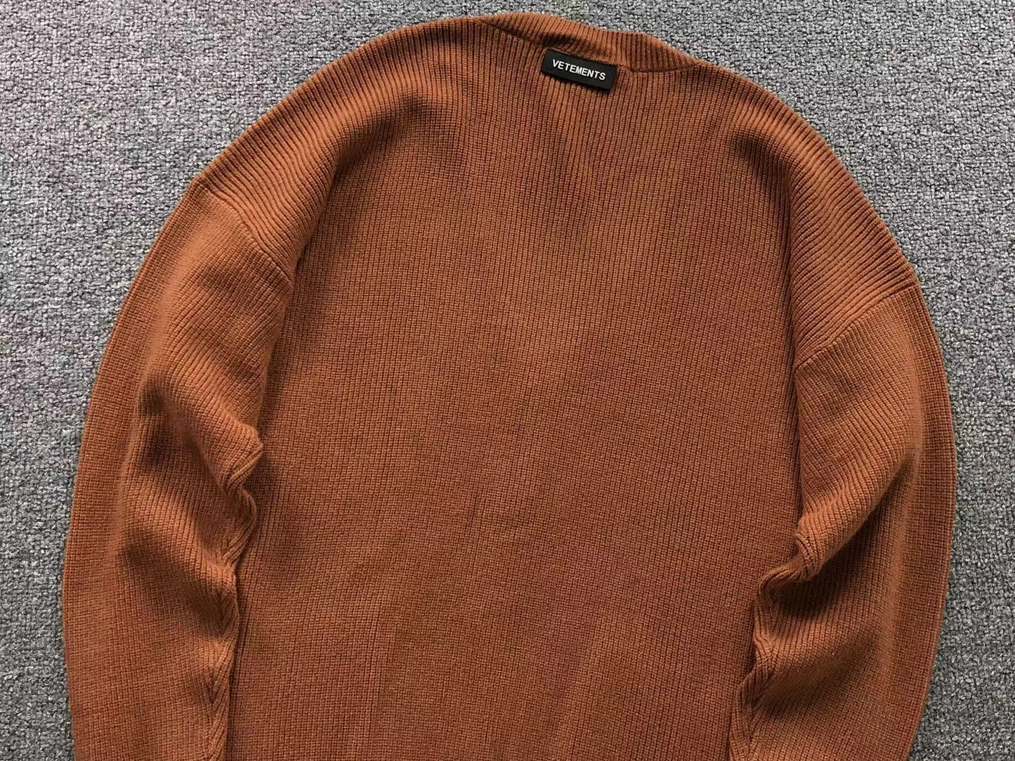 V - SWEATER