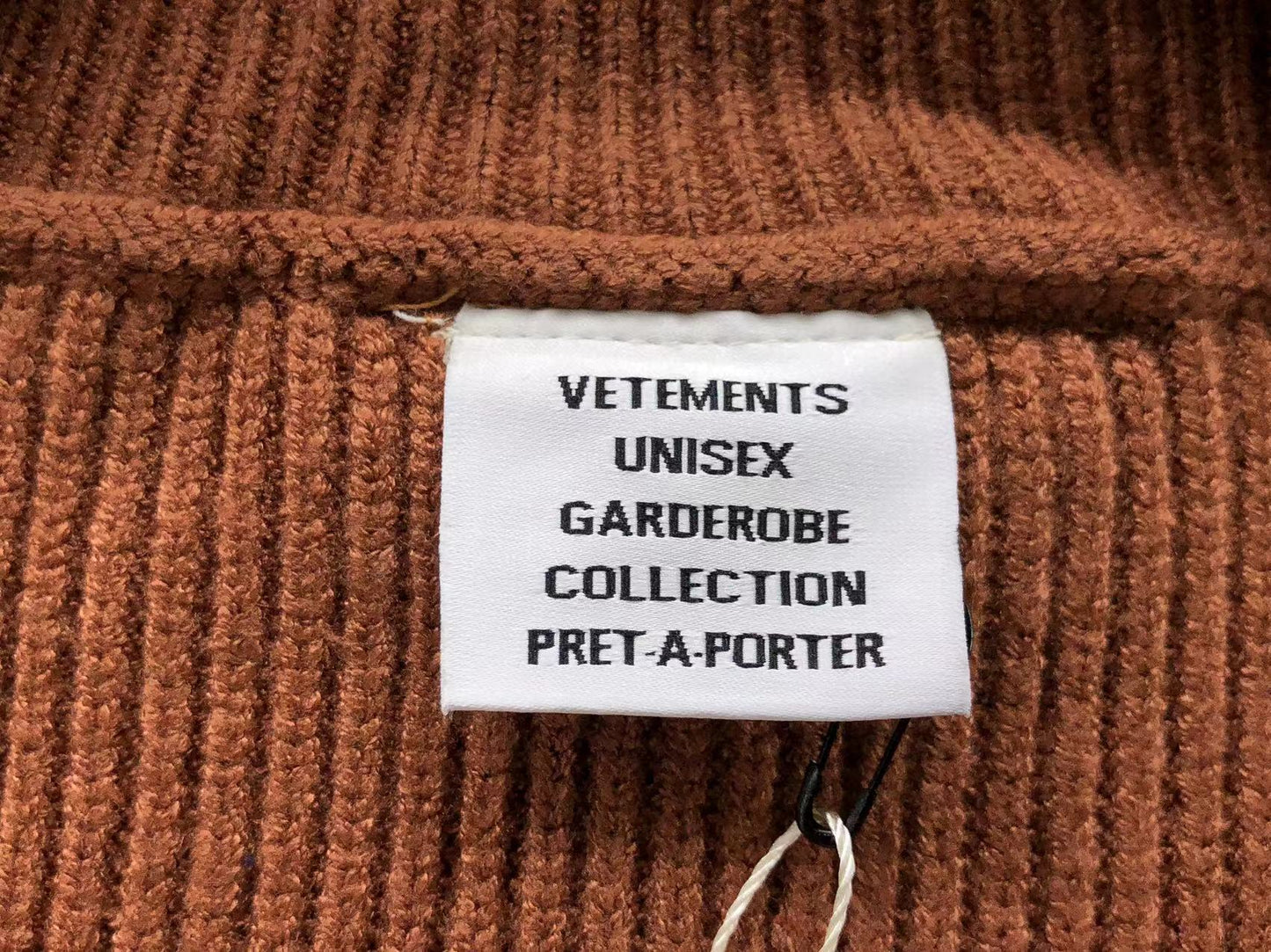 V - SWEATER