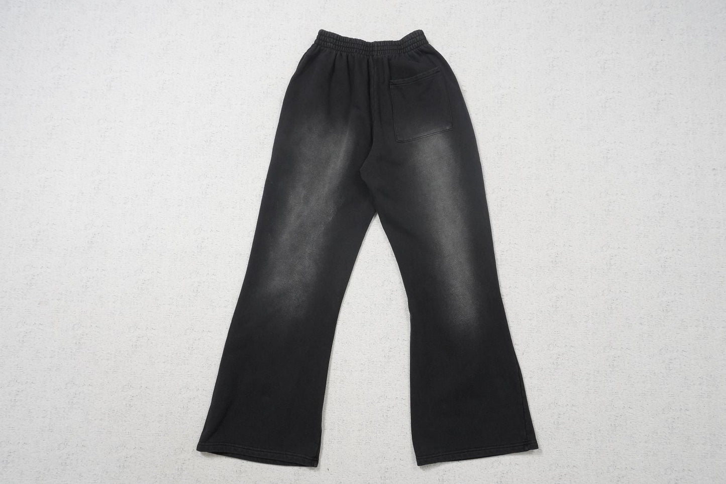 V - SWEATPANTS