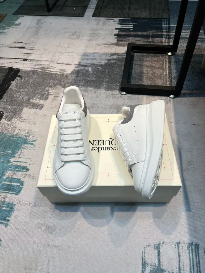 A - SNEAKERS