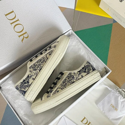 D - SNEAKERS