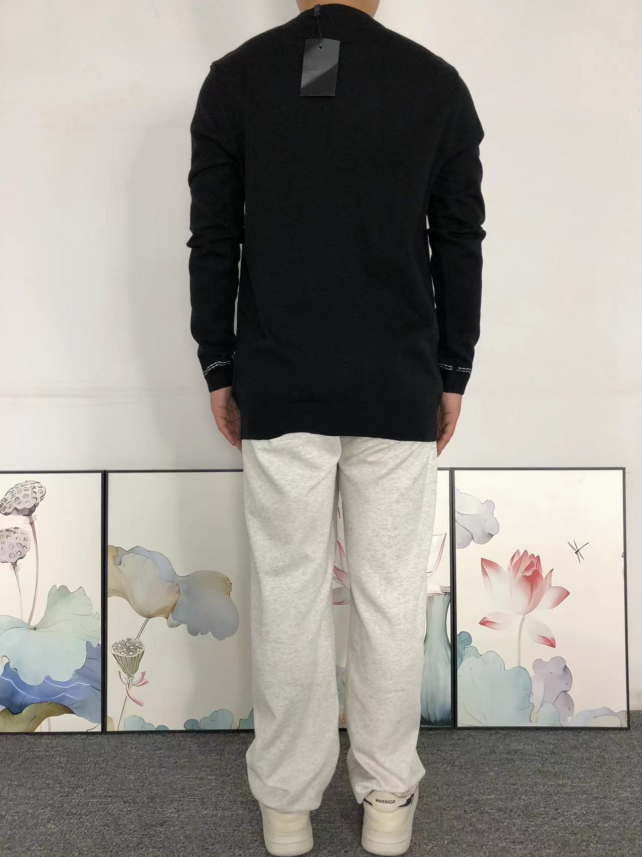 P - SWEATER