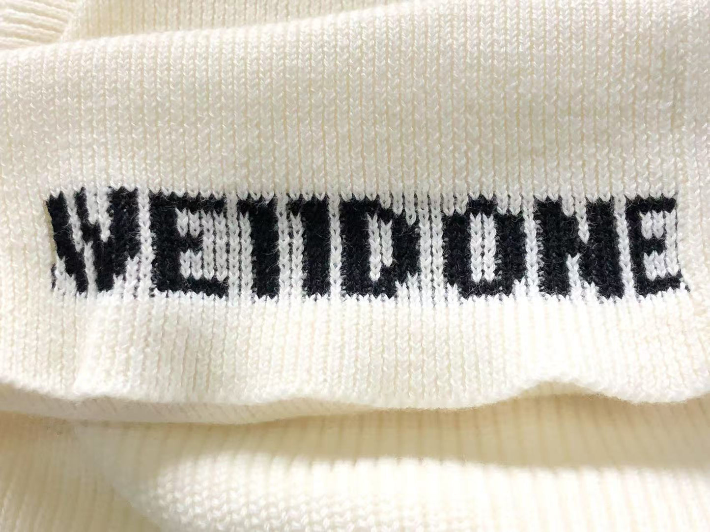 W - SWEATER