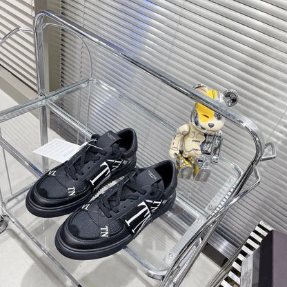 V - SNEAKERS